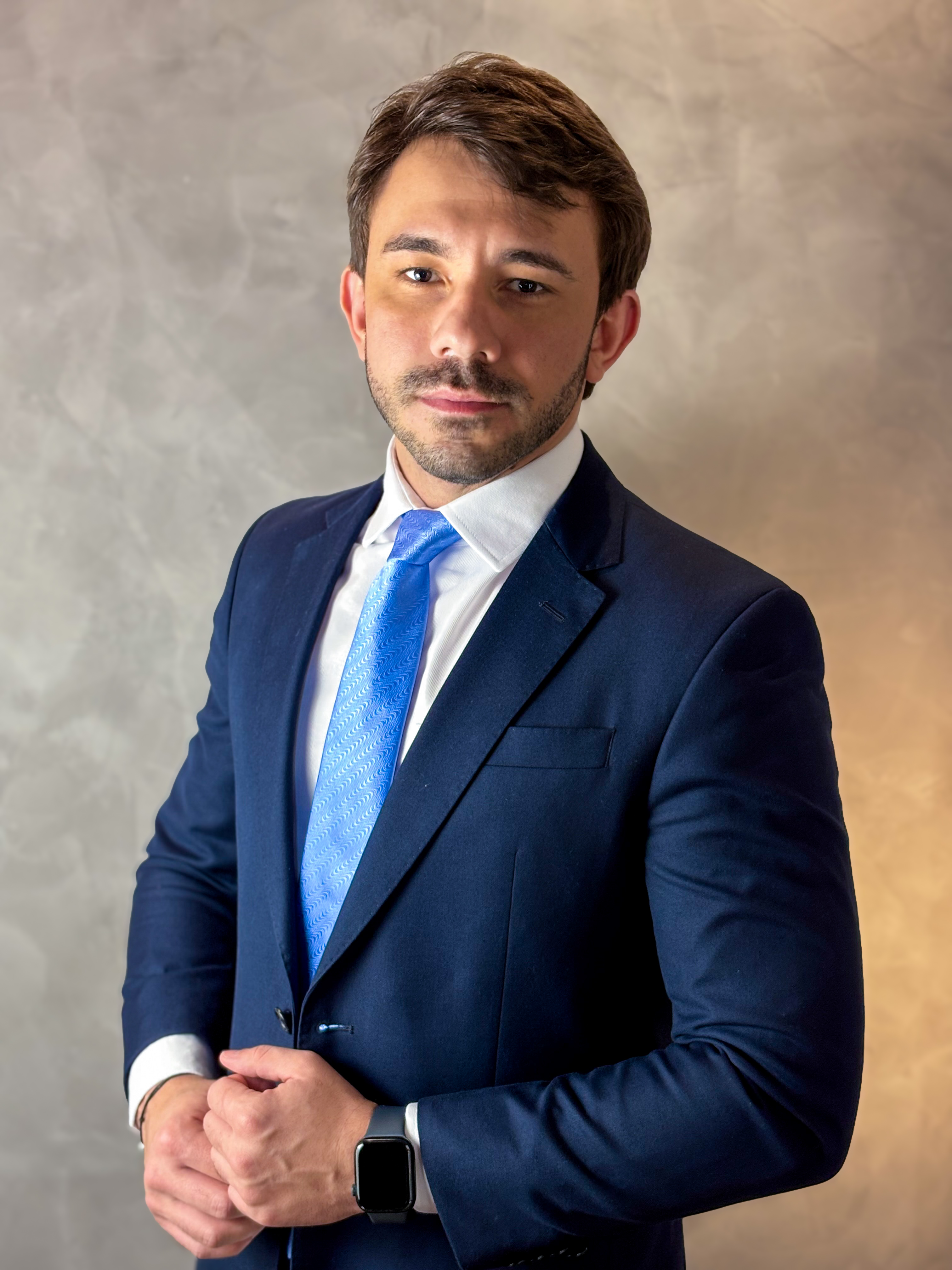 Advogado Lucas Barreto em um ambiente moderno